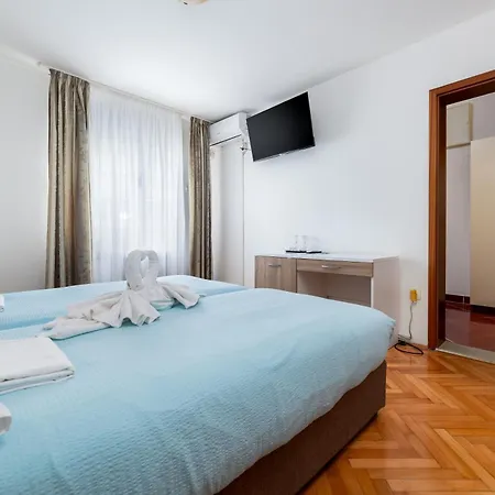 Bed & Breakfast Okruk 3*