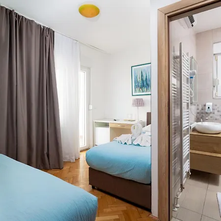 Villa Okruk - Beachside & Self Check-In Bed and Breakfast Okrug Gornji