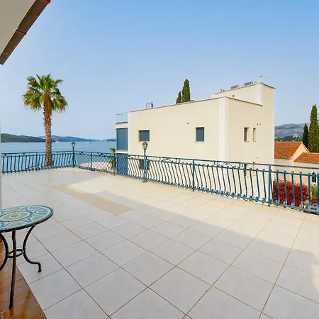 Bed and Breakfast Okruk-10 Meters Away From The Okrug Gornji