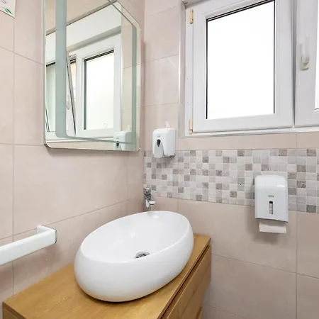 Villa Okruk - Beachside & Self Check-In Bed and Breakfast