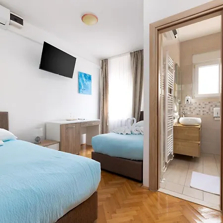 Okruk-10 Meters Away From The Bed & Breakfast Okrug Gornji