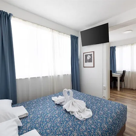 Bed and breakfast Okruk-10 Meters Away From The Okrug Gornji